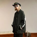 Куртка «Enter sandman» - стильна і практична. Виготовлена з якісного поліестеру зі стоячим коміром для забезпечення комфорту та захисту. Готуйтеся до будь-яких пригод у місті або за його межами з цією курткою.